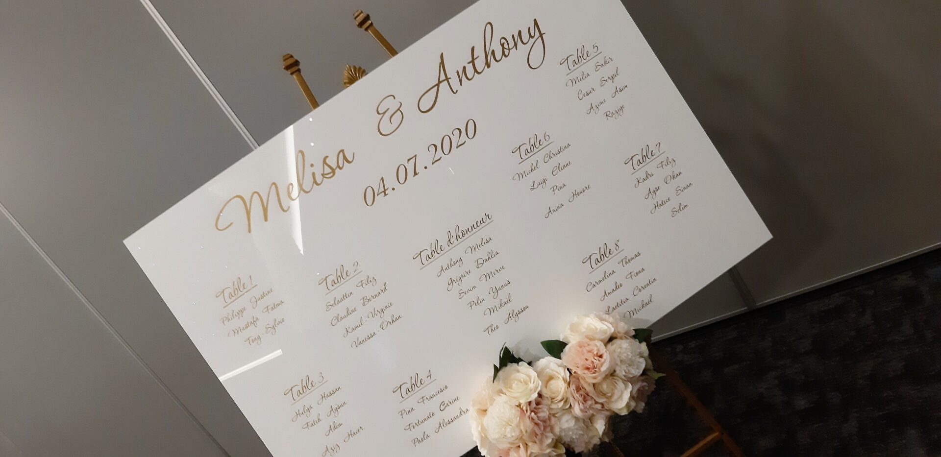 Plan de table en plexiglas avec fond blanc et flocage (+/-10 tables) - vente