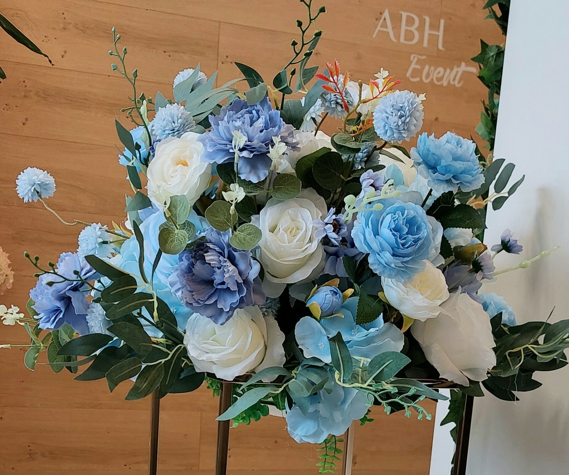 Composition florale artificielle boule bleue - D 50 cm H 38 cm