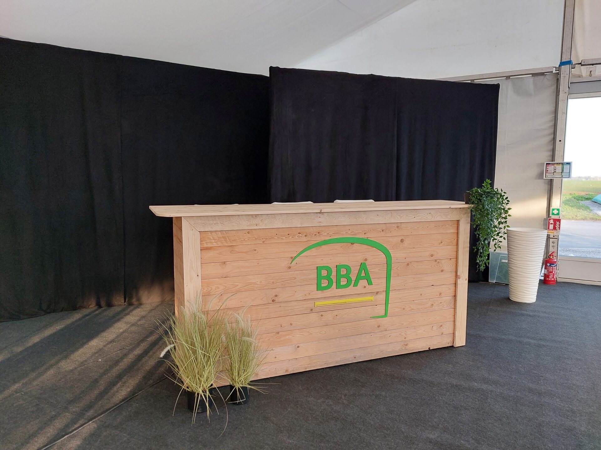 Bar en bois avec rétro-éclairage - L 250 x H 115 x l 60 cm