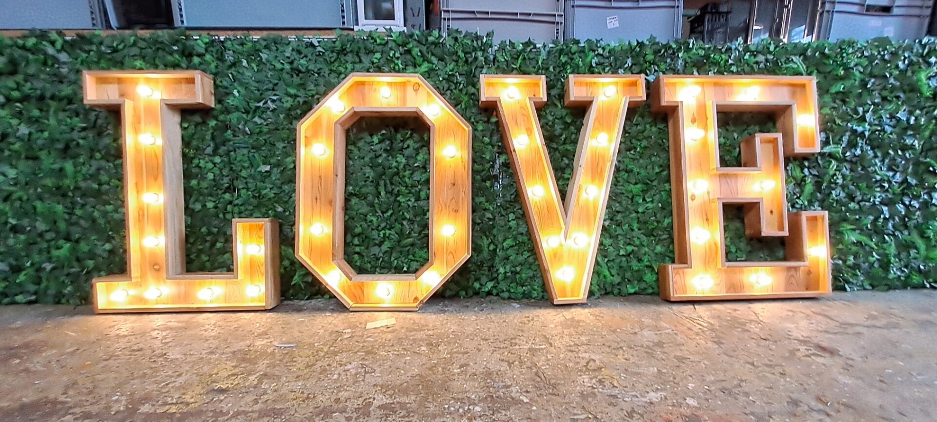 Lettres "LOVE" lumineuses en bois - 1 m