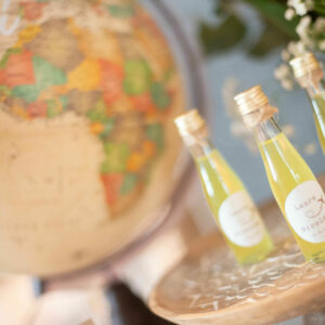 Mini-bouteille personnalisée (étiquette + nœud en ficelle ou ruban coloré) – contenu non inclus