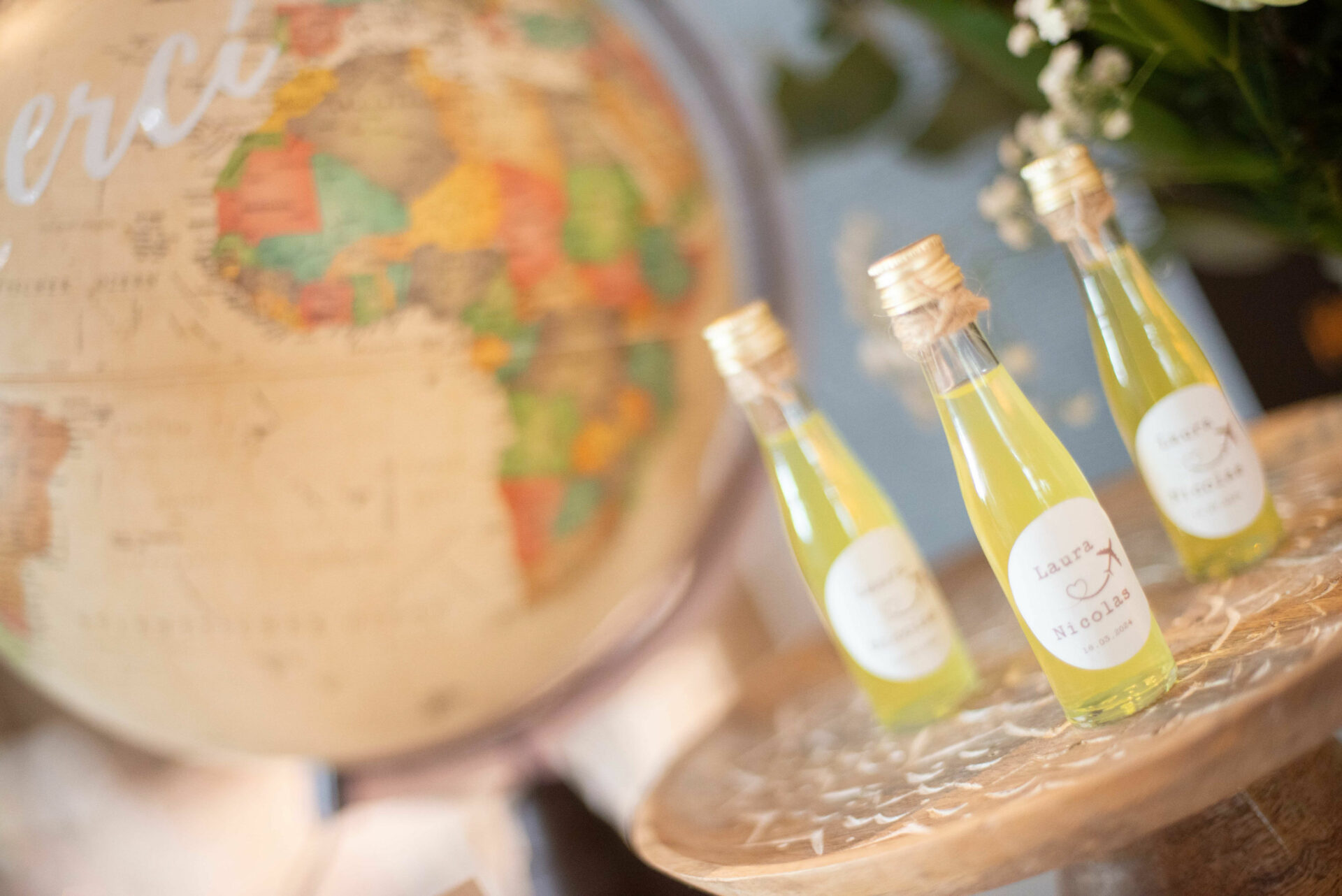 Mini-bouteille personnalisée (étiquette + nœud en ficelle ou ruban coloré) – contenu non inclus